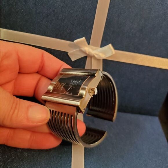 Cuff Watch - Picture 10 of 12